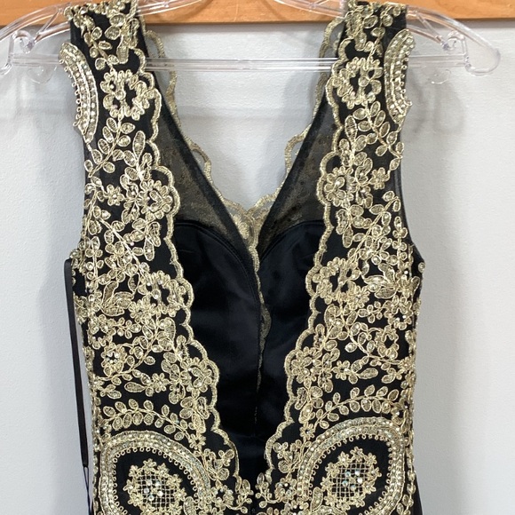 Black and gold embellished wide V- neck gown - Picture 15 of 16
